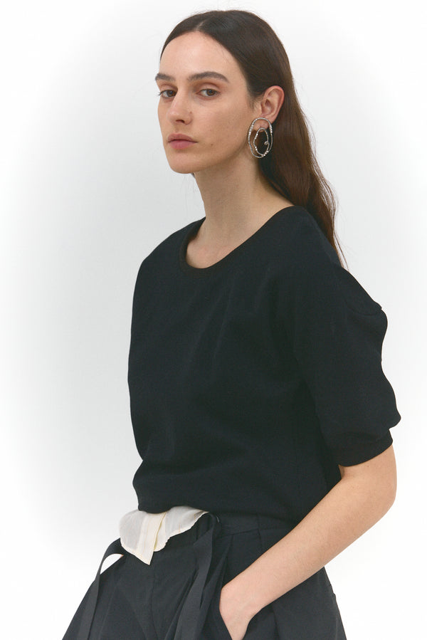 Adèle – Top à ligne épurée et base rayée contrastée